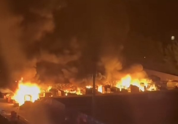 盈策略 凌晨时分这处建材市场起火 幸无人员伤亡