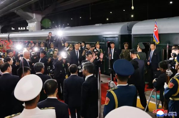 策略池 昨晚乘专列离开北京，金正恩祝愿中国实现无穷繁荣