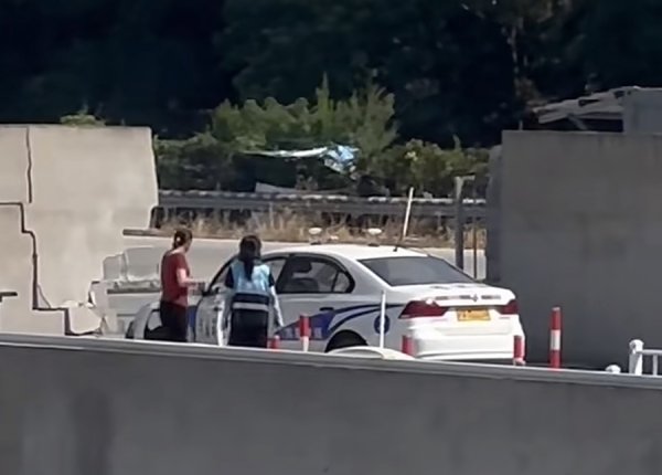 米涂配资 机动车考场内突发惊险一幕：考试车不慎撞上围墙